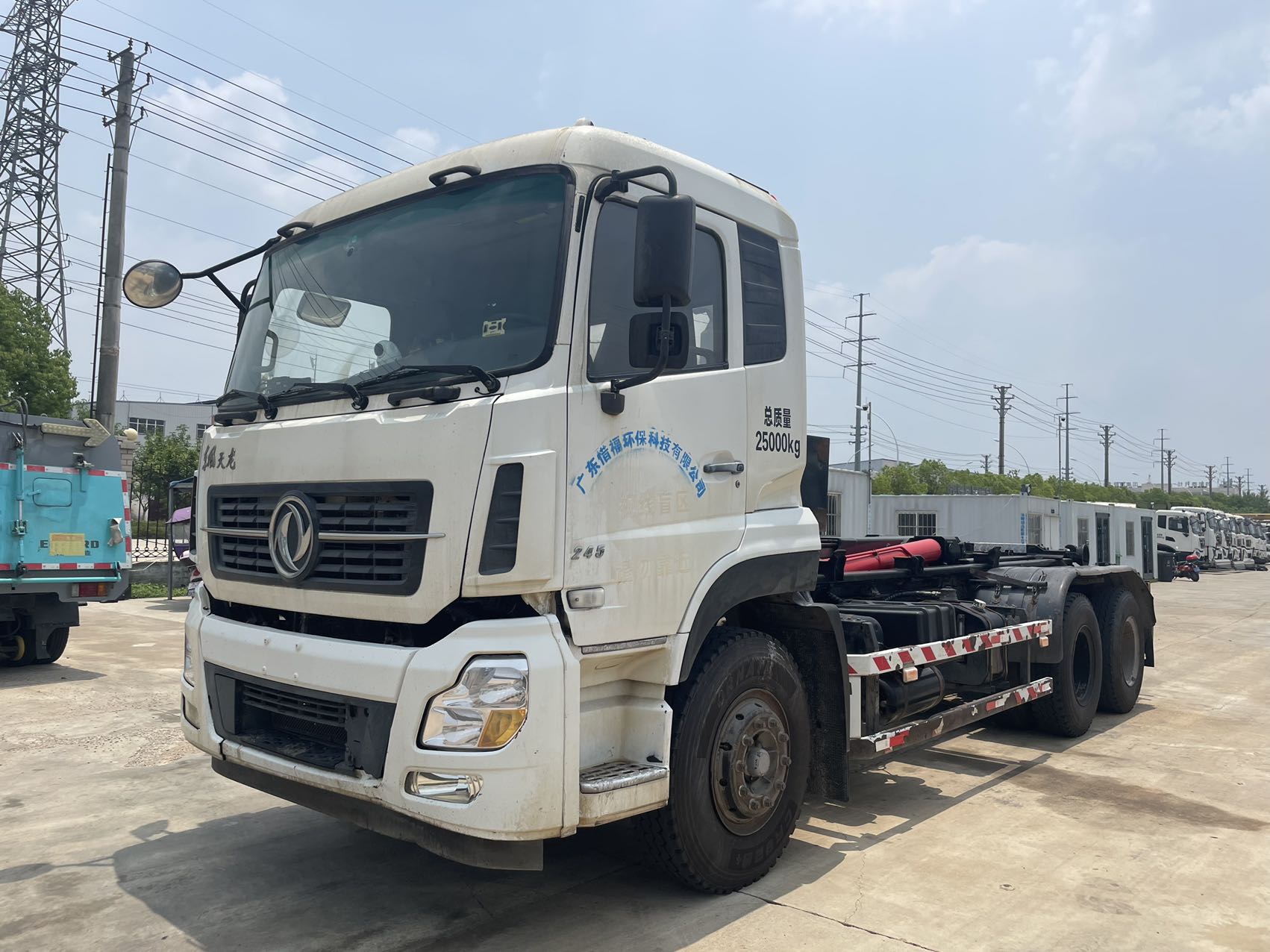 天龍后八輪勾臂(同款2臺(tái)) 2??年份：2019年5月 3??發(fā)動(dòng)機(jī)：康機(jī)245馬力，國(guó)五 4??底盤配置：東風(fēng)天龍底盤，5700軸距，7檔變速箱，1100鋼絲