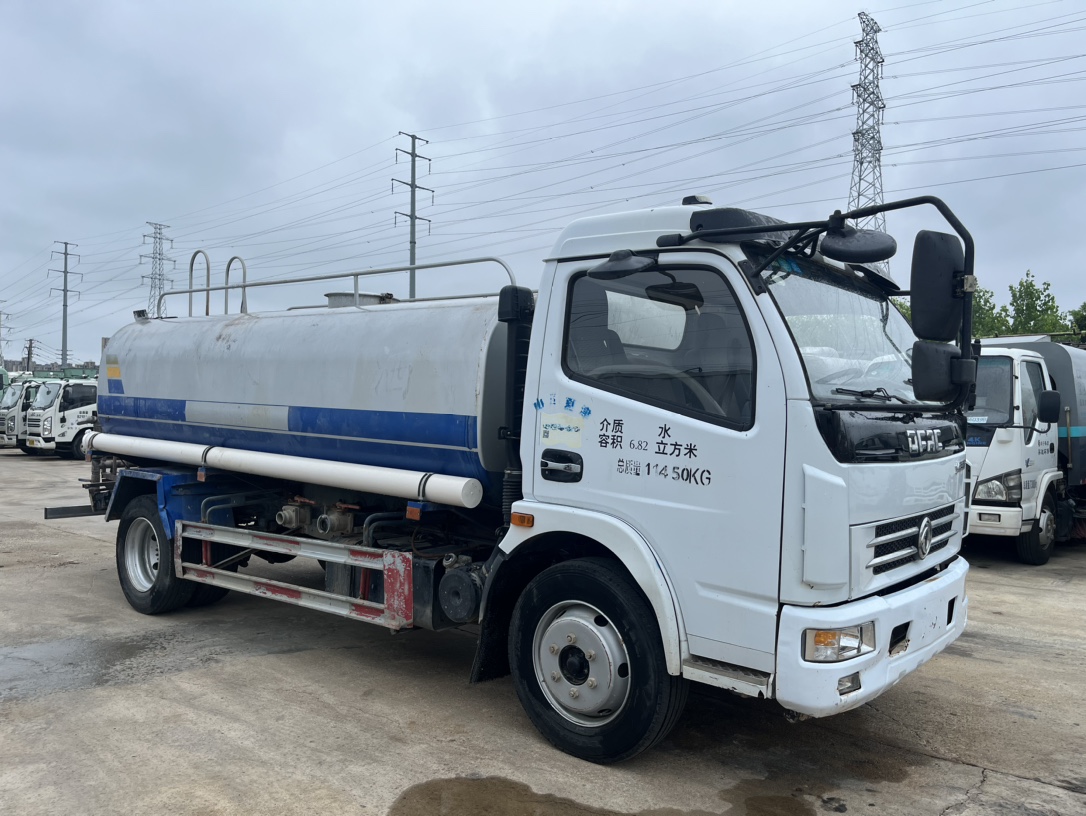 二手10方灑水車 2??年份：2020年5月 3??發(fā)動(dòng)機(jī)：朝柴156馬力，國(guó)五 4??底盤配置：東風(fēng)多利卡底盤，3800軸距，245真空胎，六檔變速箱，備胎未