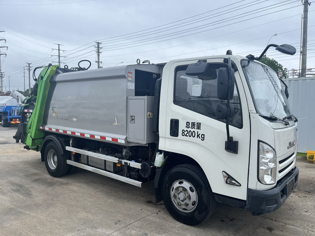 二手國(guó)六中聯(lián)6方壓縮垃圾車 2??年份：2021年5月 3??發(fā)動(dòng)機(jī)：江鈴152馬力，國(guó)六 4??底盤配置：江鈴凱運(yùn)底盤，3360軸距，750鋼絲胎，五檔變速箱