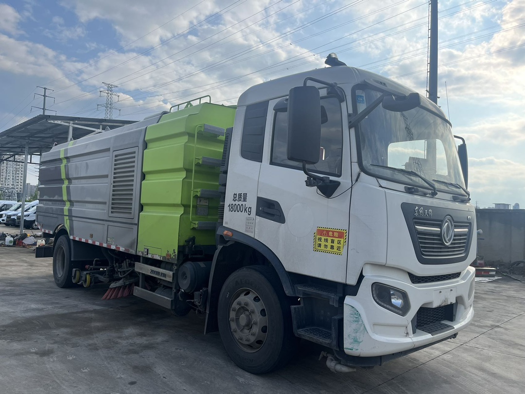 二手中聯(lián)16方洗掃車 2??年份：2021年5月 3??發(fā)動(dòng)機(jī)：康機(jī)230馬力，國(guó)六 3??底盤配置：東風(fēng)天錦底盤，六檔變速箱，5300軸距，275真空胎 4?