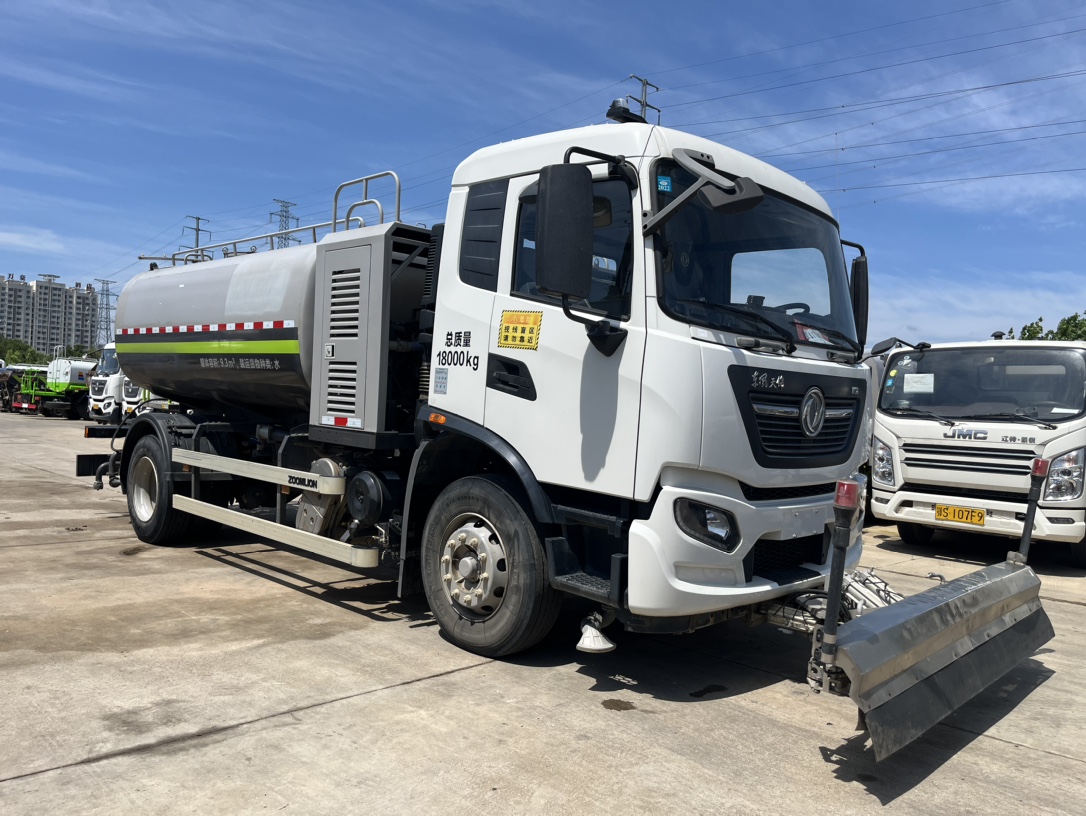 二手國(guó)六東風(fēng)天錦清洗車 2??年份：2021年5月 3??發(fā)動(dòng)機(jī)：康機(jī)230馬力，國(guó)六 4??底盤配置：東風(fēng)天錦底盤，六檔變速箱，4500軸距，275真空胎，