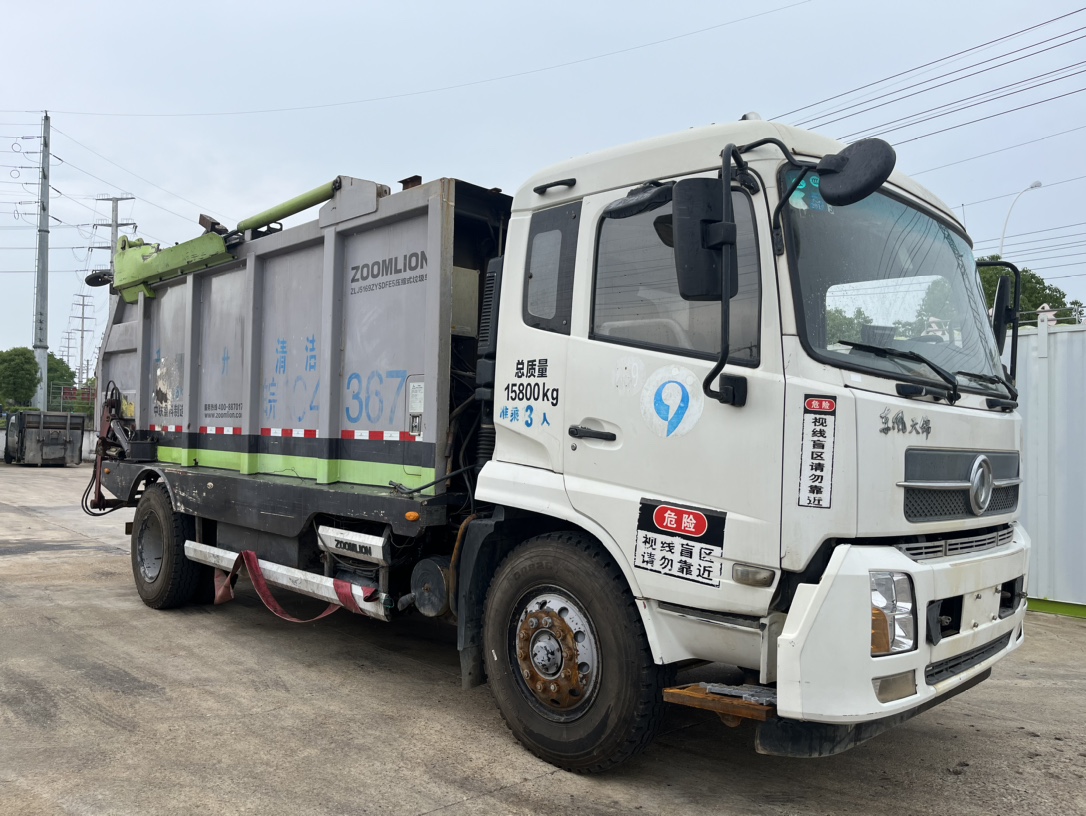 二手中聯(lián)無泄露式壓縮垃圾車 2??年份：2018年1月 3??發(fā)動(dòng)機(jī)：康機(jī)210馬力，國(guó)五 4??底盤配置：東風(fēng)天錦底盤，4500軸距，1000鋼絲胎，六檔變速